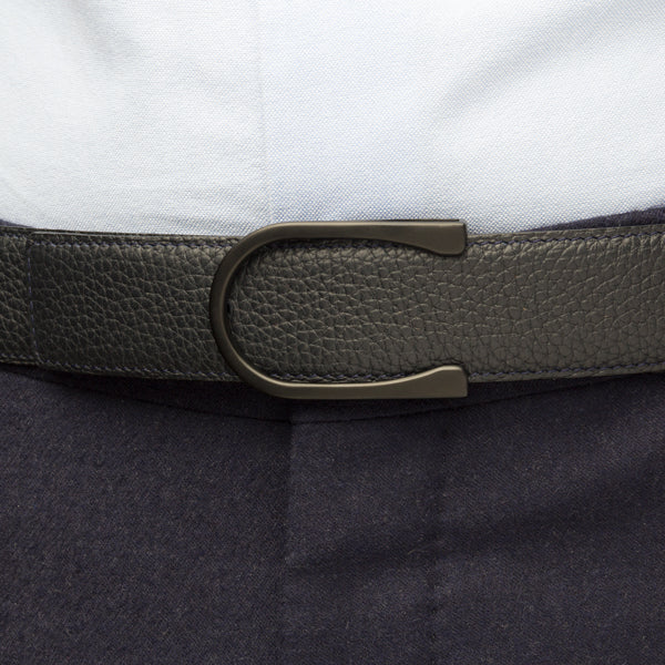 Buckle aero black lacquer worn on a belt