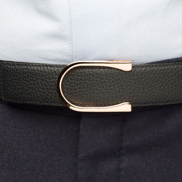Buckle aero rose gold worn on a belt