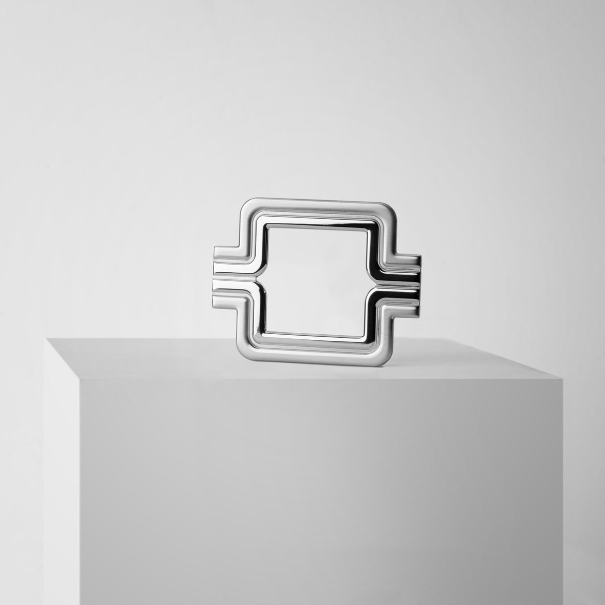 Art-Déco buckle "Double jeu" on a podium