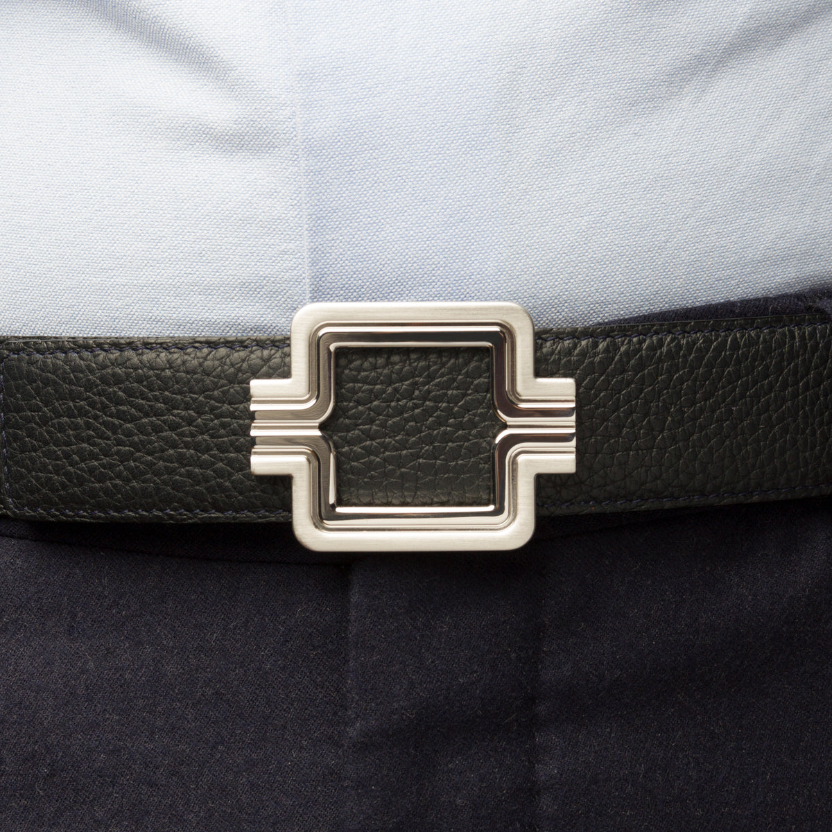 Art-déco buckle "Double jeu" worn on a belt