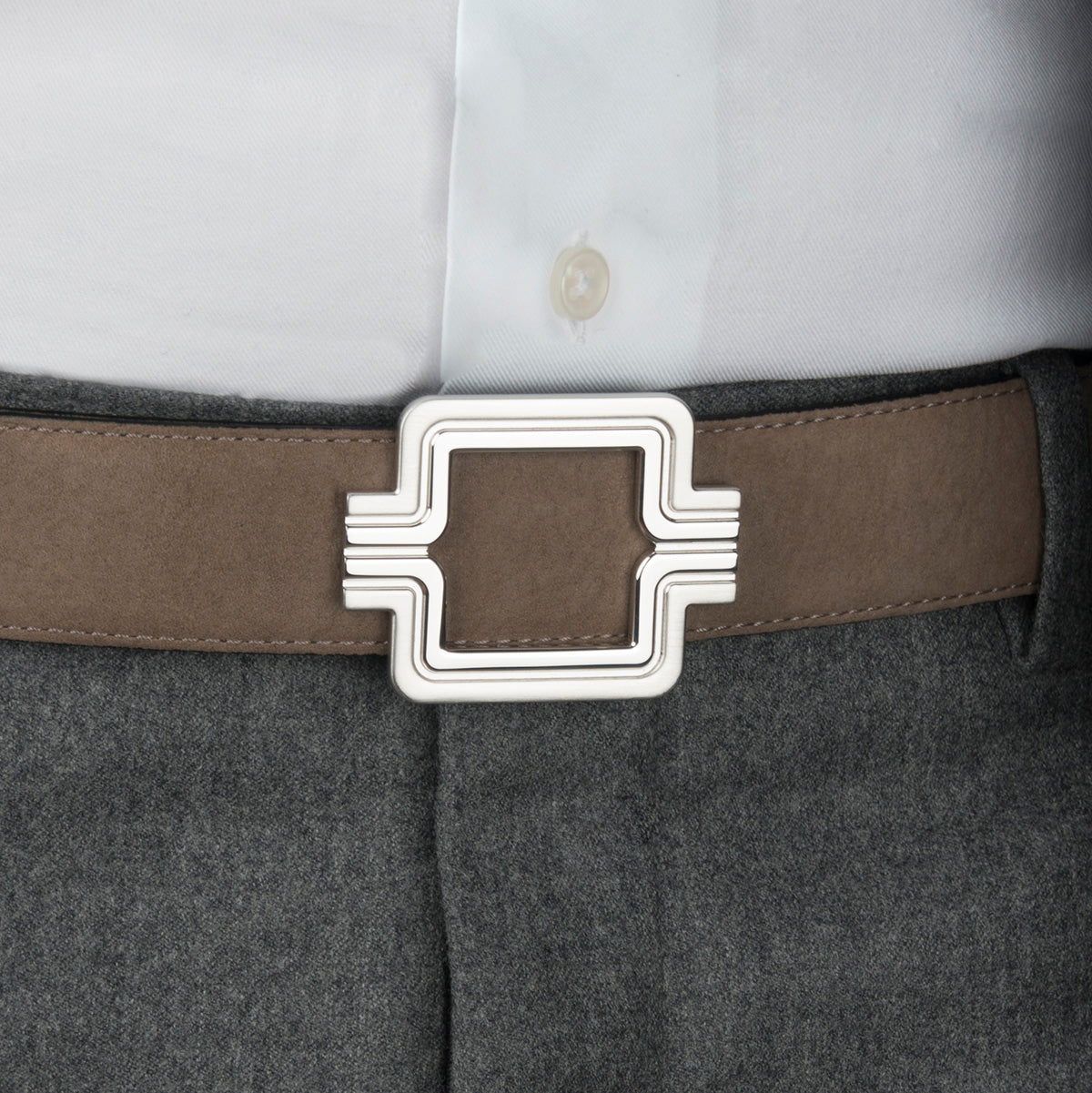 Art-Déco buckle "Double jeu" worn on a belt