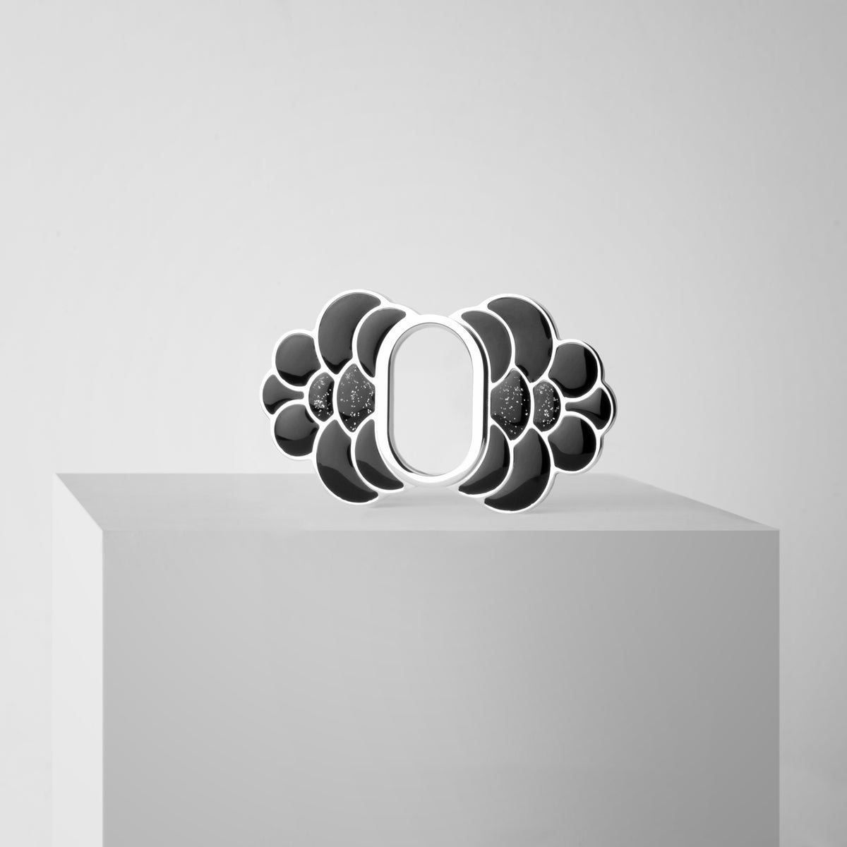 Art-déco buckle "Éventail" on a podium
