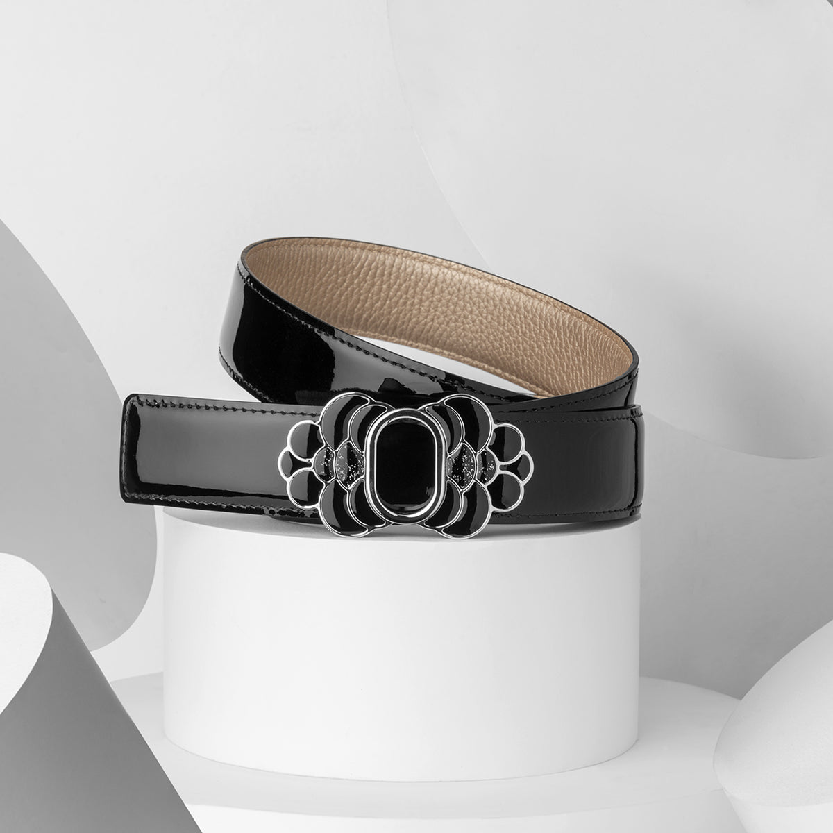 Art-Déco buckle "Eventail" on a podium