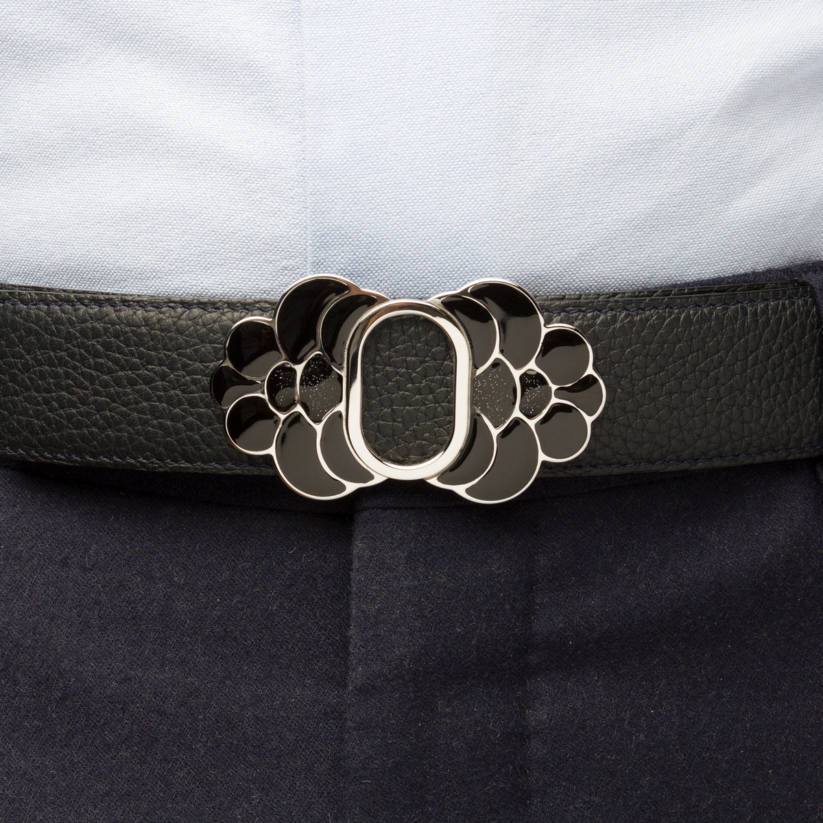 Art-déco buckle "Éventail" worn on a belt