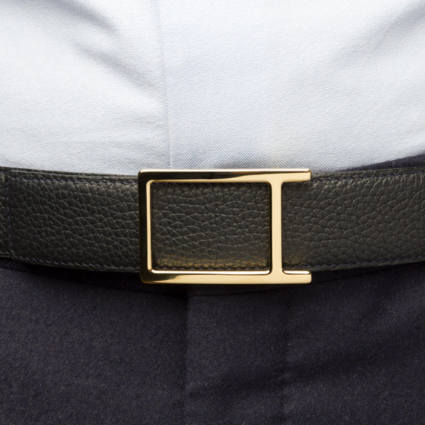 Buckle classic gold worn on a belt