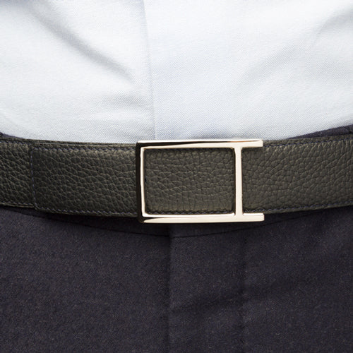 Buckle classic palladium worn on a belt