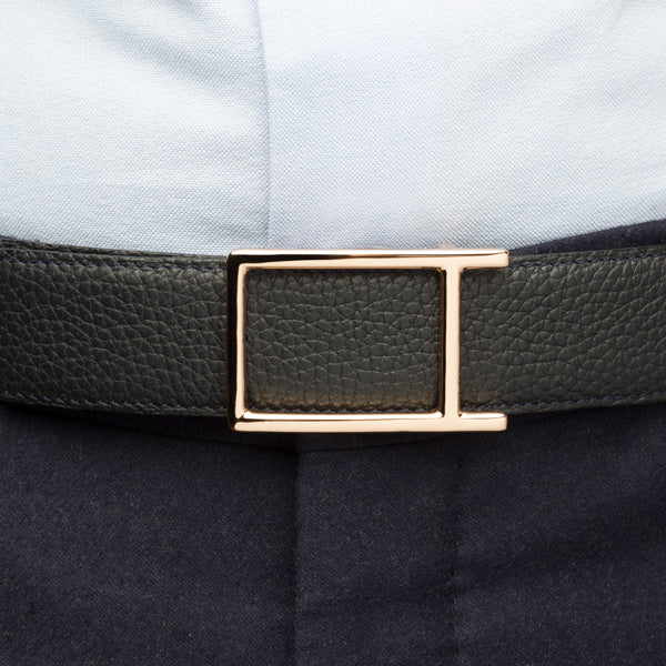 Buckle classic rose gold worn on a belt
