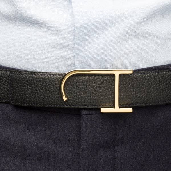Buckle JH gold worn on a belt