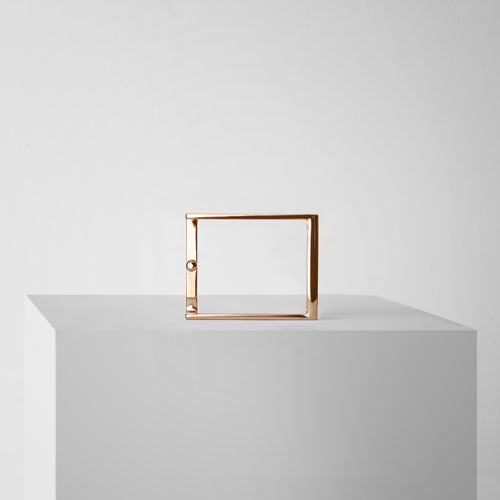 Buckle reversible rose gold on a podium