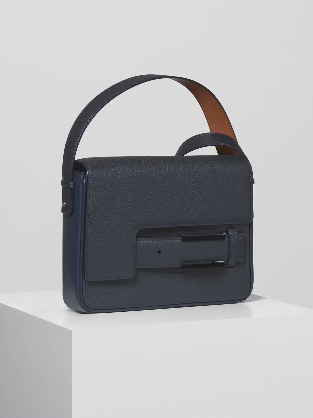 Presentation of J.Hopenstand's fully customisable leather bag, with artist buckles